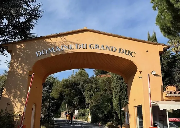 Апартаменты Les Ecrivains Мандельё-ла-Напуль